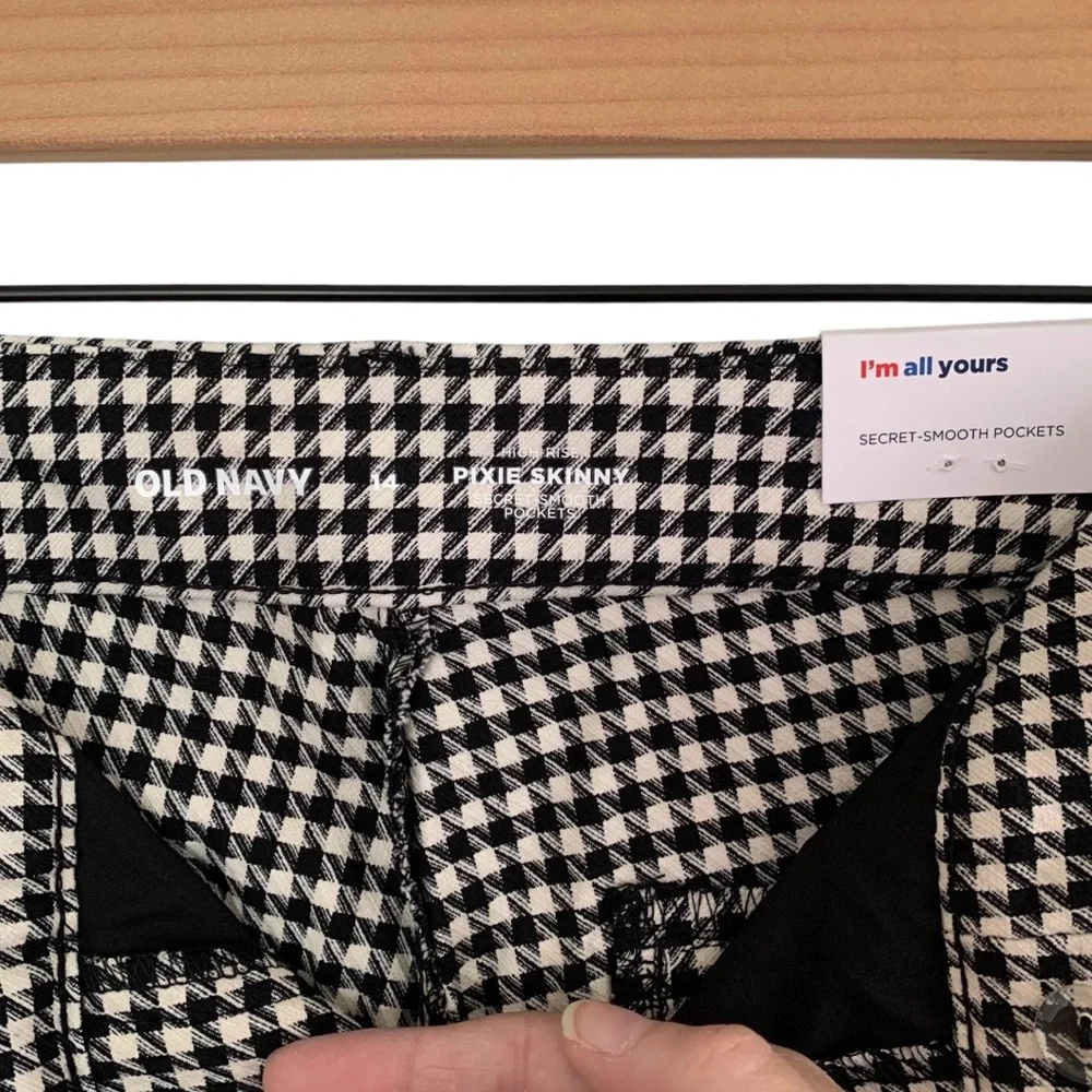 Old Navy Black & Cream Houndstooth High Rise Pixie Skinny Pants - Picture 7 of 8